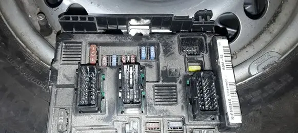 Citroen Berlingo Fuse module 9650618580