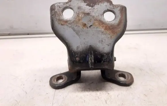 Honda CR-V Rear door lower hinge