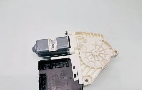 Volkswagen PASSAT CC Front door window regulator motor 3C8959702