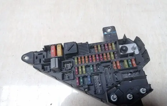 BMW 5 E60 E61 Fuse module 6906588