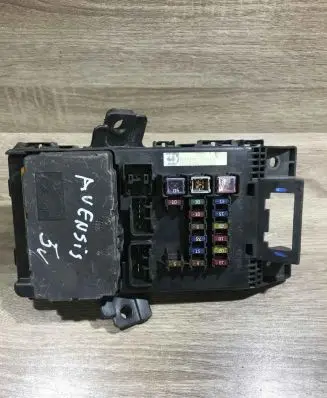 Toyota Avensis T220 Fuse module 8273005010 8264105011