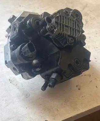 Volvo S60 Fuel injection high pressure pump 8689590