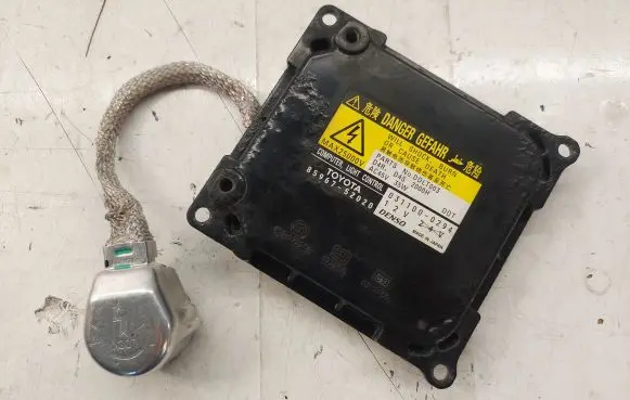 Toyota Auris 150 Xenon control unit/module 0311000294 8596752020