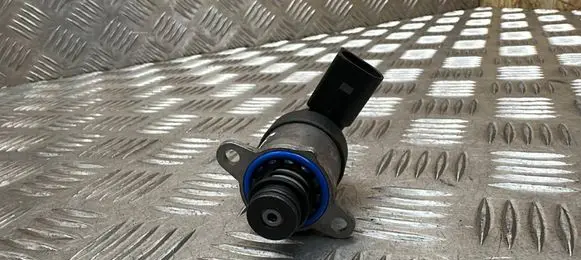 Volkswagen PASSAT B6 Fuel pressure regulator 0928400706 8901640397