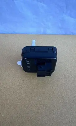 Volvo V70 Headlight level adjustment motor 89033263