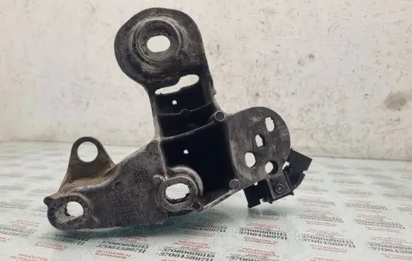 Audi A4 S4 B6 8E 8H Engine mounting bracket 8E0199352