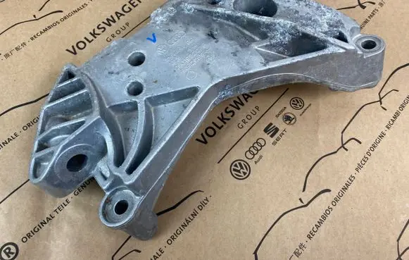 Volkswagen PASSAT B7 Engine mounting bracket 06J199207P
