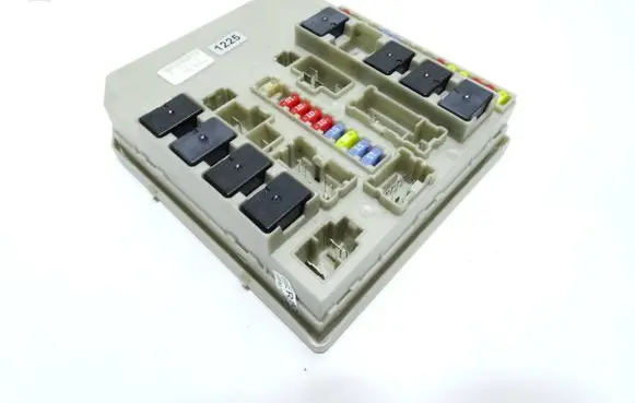 Renault Clio III Fuse module 902663A 12H300441