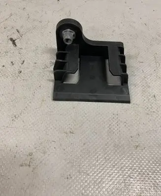 Audi Q7 4M Front bumper mounting bracket 4M0121093