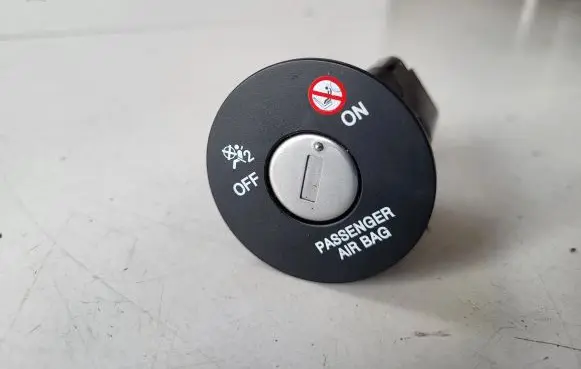 Hyundai Santa Fe Passenger airbag on/off switch 