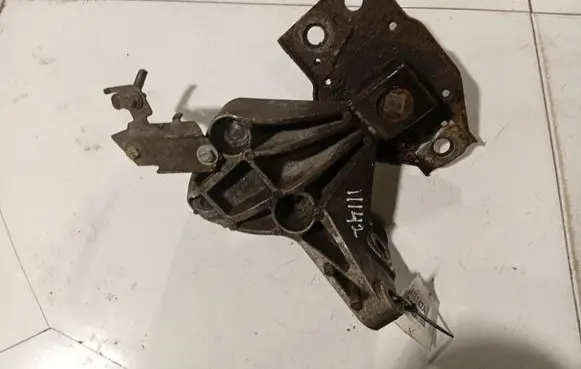 Nissan Qashqai Engine mount bracket 