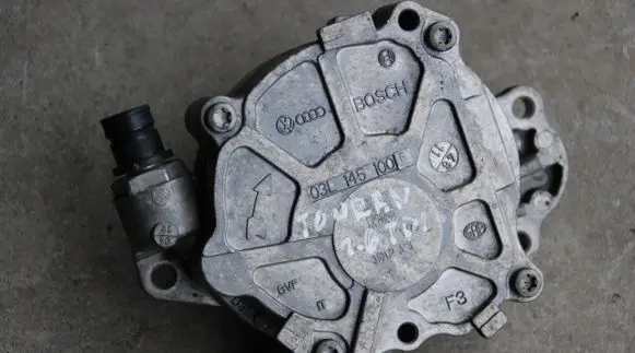 Audi A4 S4 B8 8K Vacuum pump 03L145100F