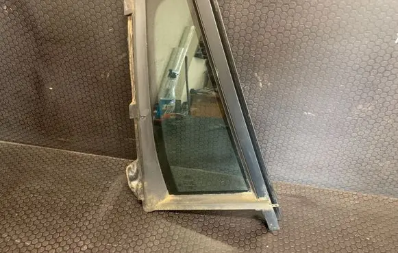 Rear vent window glass
