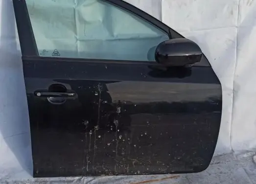 KIA Ceed Front door juoda