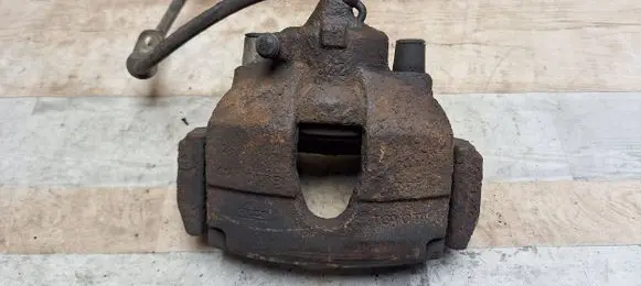 Toyota Avensis T220 Front brake caliper