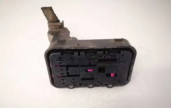 Volkswagen PASSAT B6 Fuse box set 1K0937700B