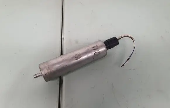 BMW 5 E39 Fuel injection high pressure pump 7165590 16117165590