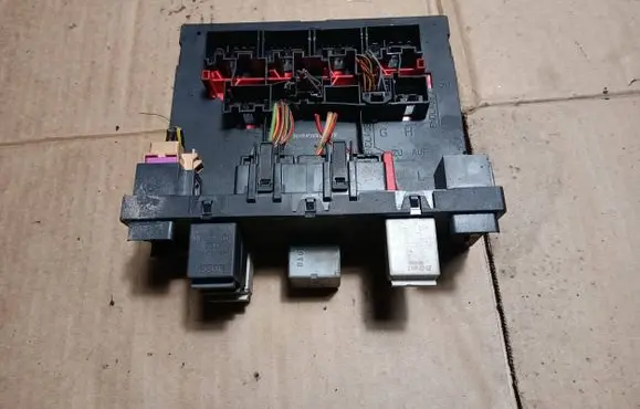 Volkswagen Touran I Fuse box set 1K0937049M F005V00482 H34SS0803