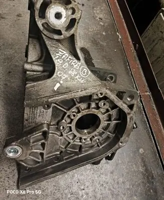 Engine mounting bracket
