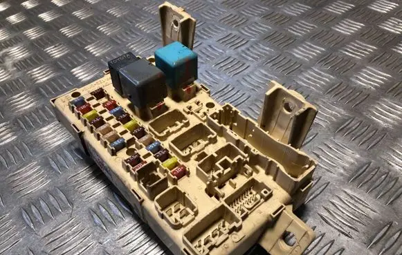 Toyota Avensis T250 Fuse module 82641CA010F 5420383315