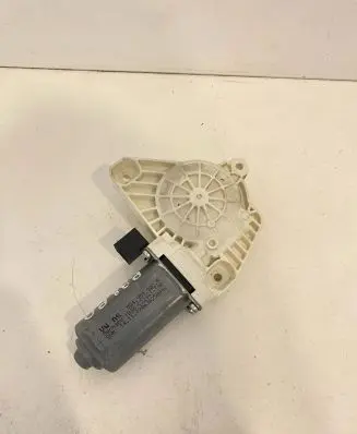 Volkswagen PASSAT B8 Front door window regulator motor 5Q4959802B