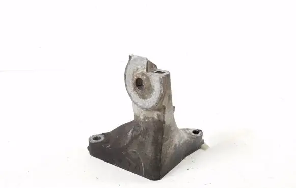 Subaru Legacy Engine mounting bracket