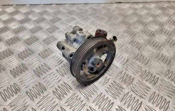 Toyota Avensis T250 Power steering pump 
