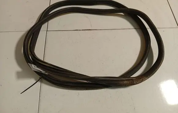 Toyota Aygo AB10 Trunk rubber seal (body) 