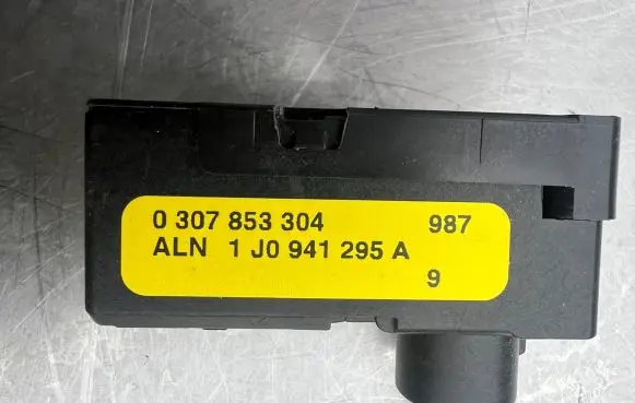 Volkswagen Touran I Headlight level adjustment motor 1J0941295A