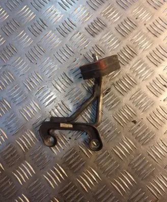 BMW 3 E90 E91 Muffler mount bracket/holder 7795276