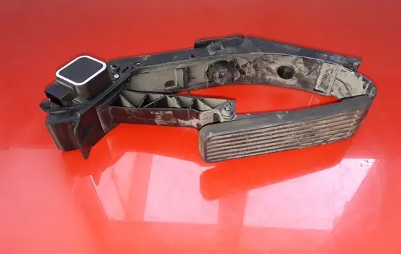 Mercedes-Benz S W220 Accelerator throttle pedal A2203000004