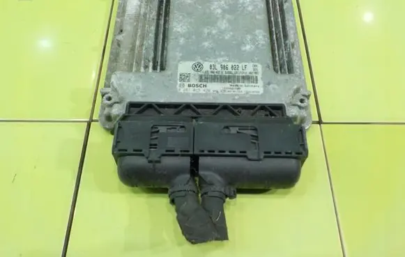 Volkswagen Golf VI Engine control unit/module 0281015420