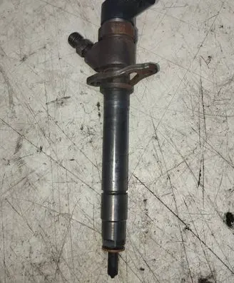 Volvo S60 Fuel injector 8658351
