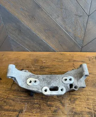 Engine mounting bracket