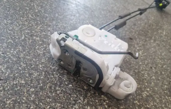 Mitsubishi Space Star Front door lock