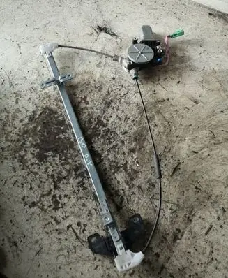 Honda CR-V Rear window lifting mechanism without motor