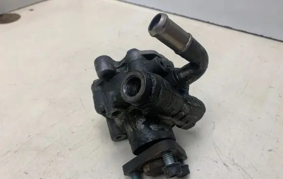 Volkswagen PASSAT B5.5 Power steering pump 8D0145155C