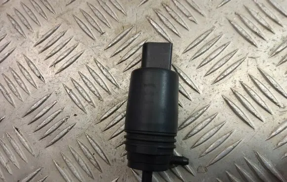 BMW 5 E39 Windscreen/windshield washer pump 8377612