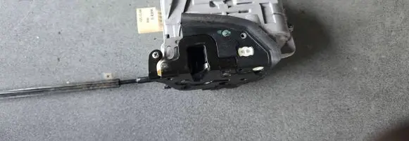 Volkswagen PASSAT B6 Front door lock 3C1837016A 8609