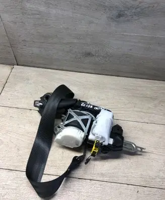Skoda Octavia Mk2 (1Z) Front seatbelt 34076846