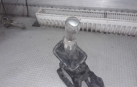 Toyota Avensis T250 Gear shifter/selector 