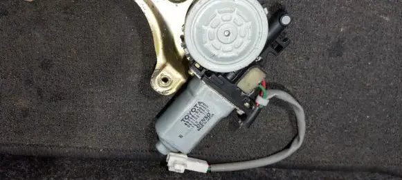 Lexus IS 200-300 Front door window regulator motor 8571053010 0621009830