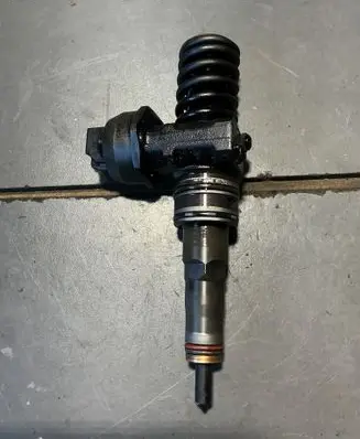 Volkswagen PASSAT B5.5 Fuel injector 038130073AJ