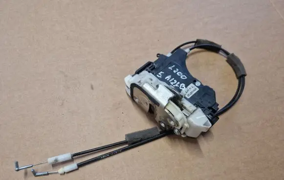 Mitsubishi L200 Rear door lock MN136720