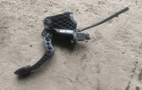 Volkswagen Golf V Clutch pedal 1K1721059AD
