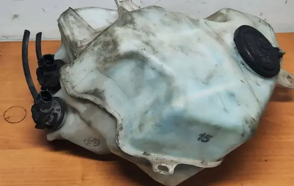 Toyota Prius (XW20) Windshield washer fluid reservoir/tank 060851145