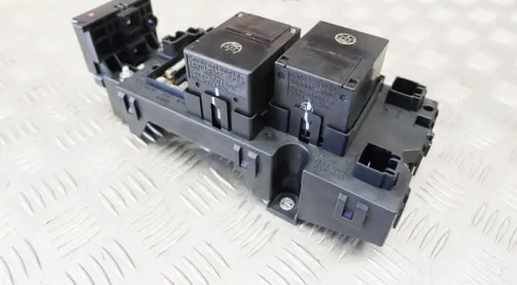 Lexus GS 300 350 430 450H Relay mounting block G382030010 G384333010
