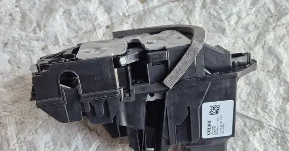 Volvo XC60 Front door lock 31440997