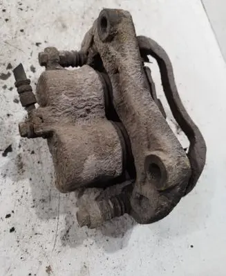 Nissan Qashqai+2 Front brake caliper