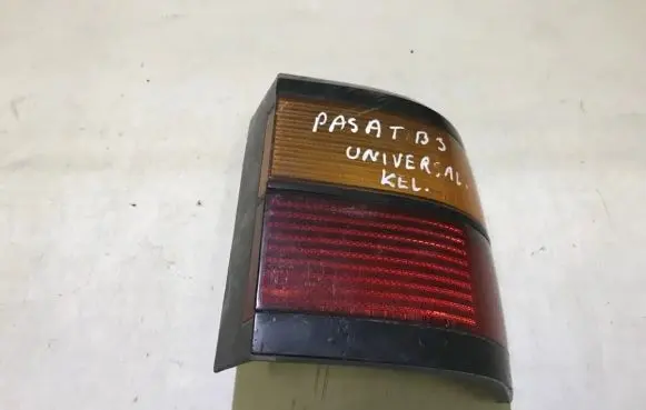 Volkswagen PASSAT B3 Rear/tail lights 333945112